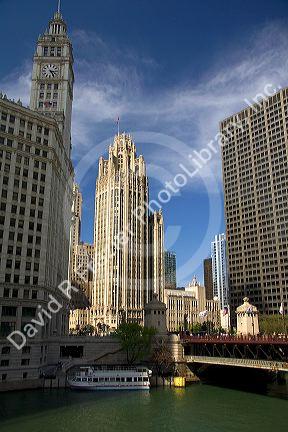 Chicago River and Michigan Avenue Bridge in downtown Chicago, Illinois, USA.