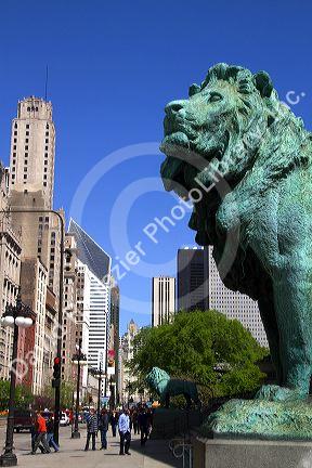 Bronze lion statue at the entrance to the Art Institute of Chicago building in Chicago, Illinois, USA.