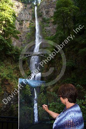 Artist painting Multnomah Falls located along the Historic Columbia River Highway near Troutdale, Oregon, USA. MR