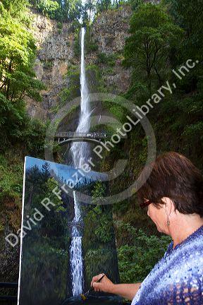Artist painting Multnomah Falls located along the Historic Columbia River Highway near Troutdale, Oregon, USA. MR