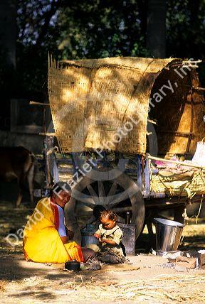 An Indian peasant woman and her child in Aurangabad, India.