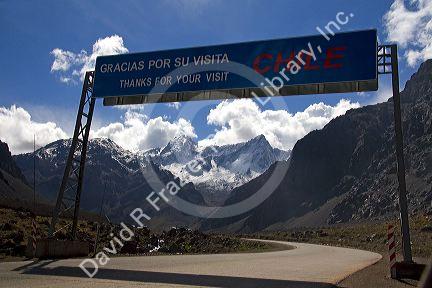 Spanish language road sign, thanking you for visiting Chile on the border of Chile and Argentina in the Andes Mountain Range.