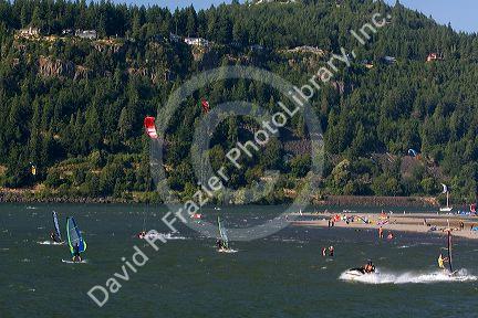 Windsurfing and Kitesurfing on the Columbia River at Hood River, Oregon, USA.