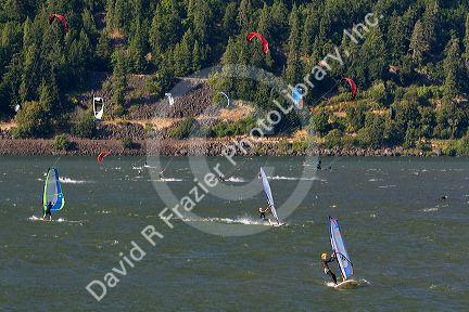 Windsurfing and Kitesurfing on the Columbia River at Hood River, Oregon, USA.