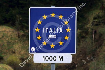 Italy border sign with the European Union Flag.